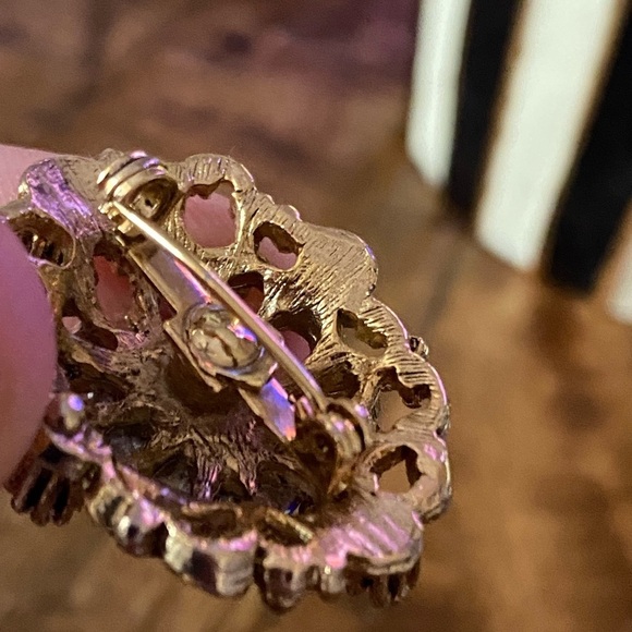 STUNNING vintage gold tone brooch with seed faux pearls and blue cabochon - Picture 9 of 11